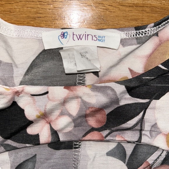 Beautiful Flower 🌸 Blouse - Picture 2 of 5